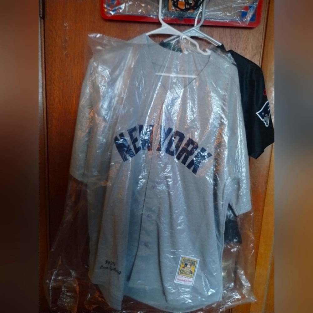 - #4 LOU GEHRIG  gray jersey never been use (XL)